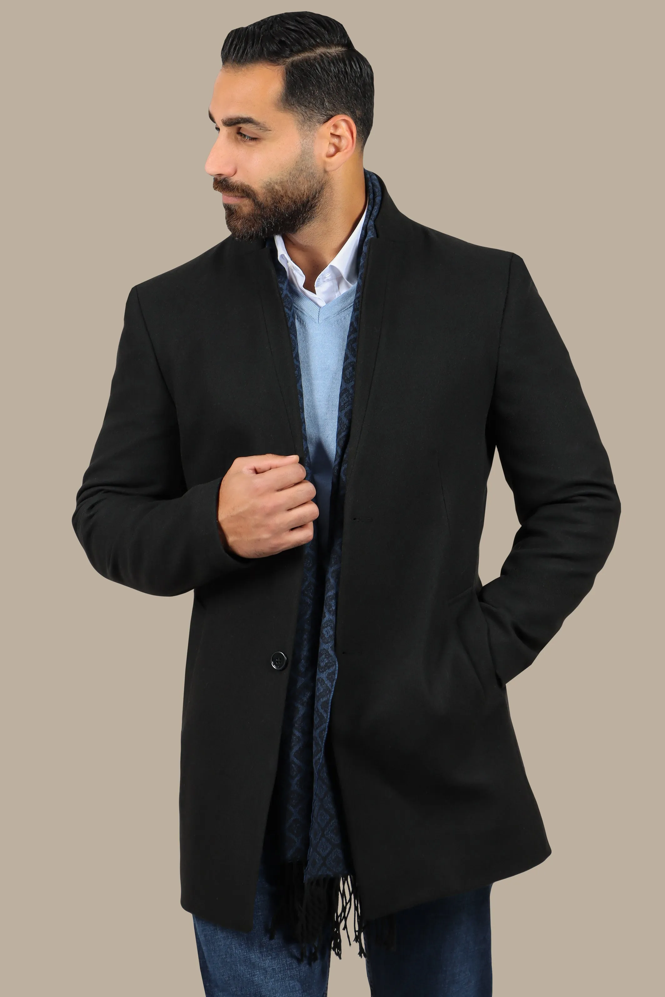 Black Elegance: The Classic Coat Col Mao in Basic Black