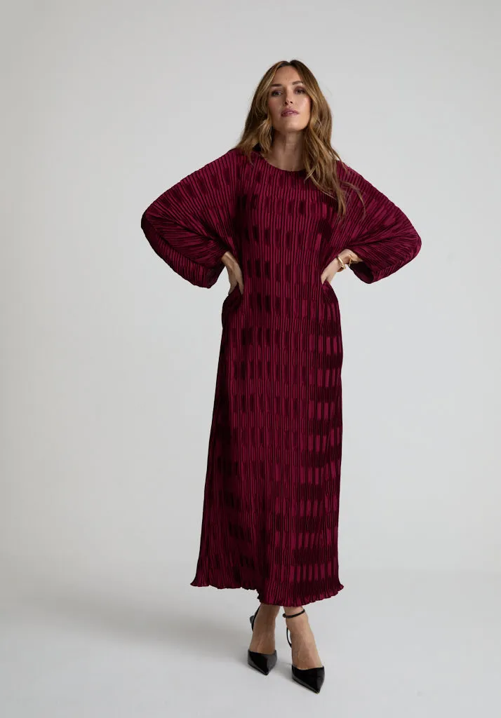 Mae Plisse Maxi Dress In Burgundy